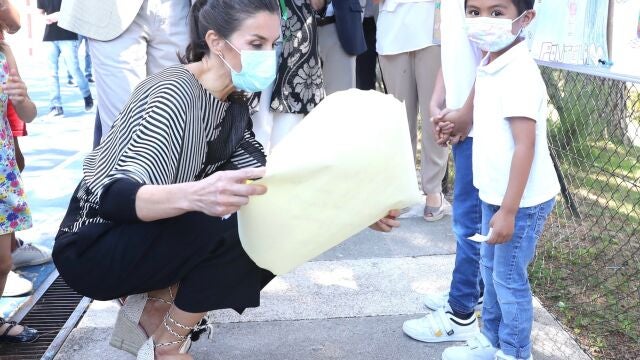 La Reina recibe un regalo de un niño durante una visita a un centro de Aldeas Infantiles, en San Lorenzo de El Escorial, Comunidad de Madrid (España), a 19 de junio de 2020.19 JUNIO 2020Casa de S.M. el Rey19/06/2020