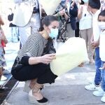 La Reina recibe un regalo de un niño durante una visita a un centro de Aldeas Infantiles, en San Lorenzo de El Escorial, Comunidad de Madrid (España), a 19 de junio de 2020.19 JUNIO 2020Casa de S.M. el Rey19/06/2020