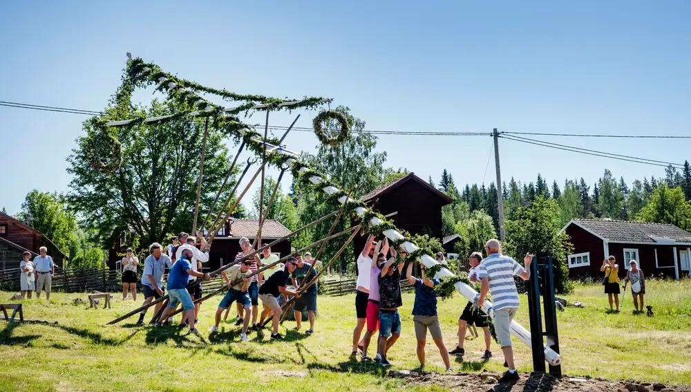 Suecos celebran el &quot;Midsummer&quot;, el solsticio de verano, en la localidad de Sahl