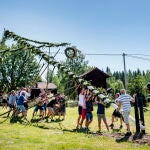 Suecos celebran el "Midsummer", el solsticio de verano, en la localidad de Sahl
