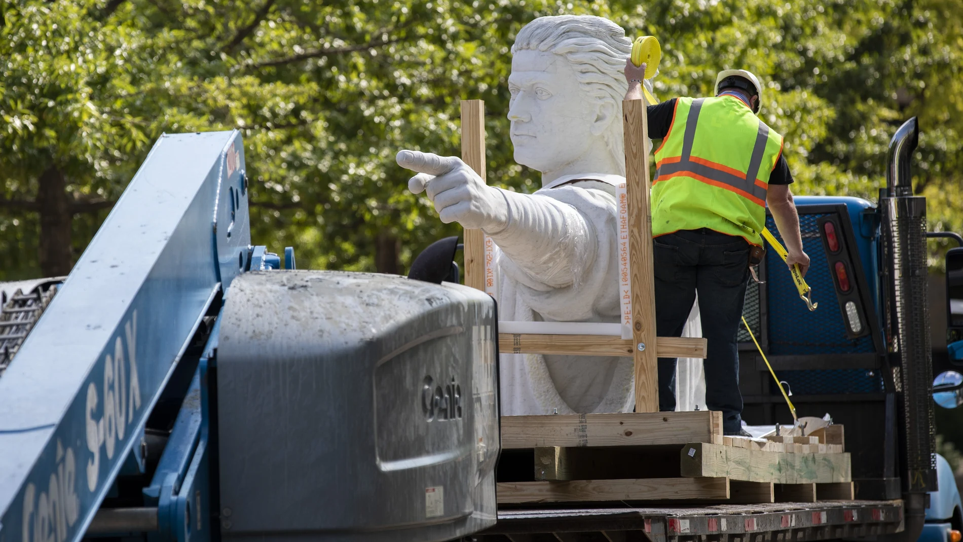 Una estatua de Colón es retirada en un campus en Ohio