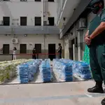 La Guardia Civil y la Policía Nacional informan de la operación conjunta que ha permitido la incautación de 3.800 kilos de cocaína en el puerto de Valencia y la detención de once personas relacionadas con este alijo.
