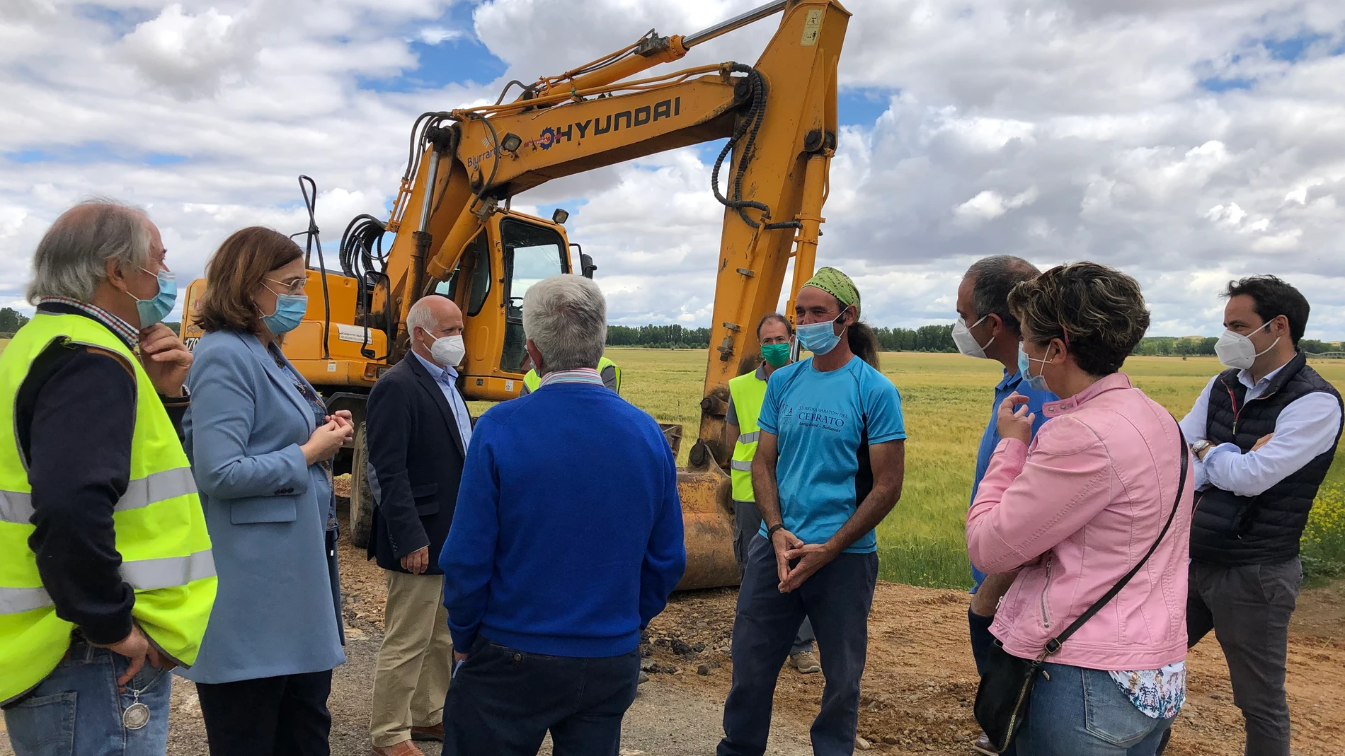 La presidenta de la Diputación de Palencia, Ángeles Armisén, durante la visita a las obras en la localidad palentina de Lantadilla