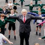 Boris Johnson junto a un grupo de alumnos en una clases de educación física en Hemel Hempstead en Hertfordshire