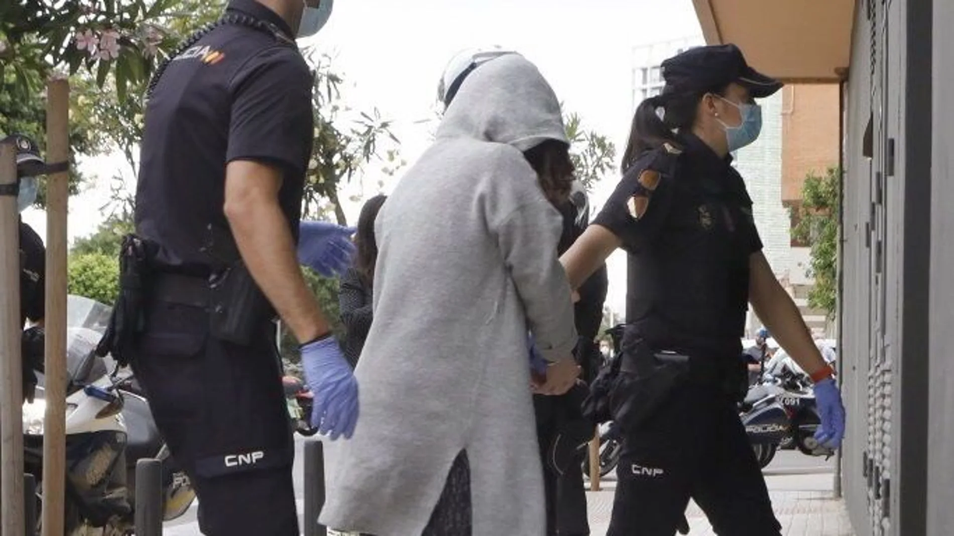 La mujer detenida este martes como principal sospechosa del asesinato de su marido discapacitado en Godelleta (Valencia), cuyo cuerpo fue hallado enterrado, con signos de violencia y en descomposición, ha llegado al Juzgado de Instrucción número 4 de Mislata (Valencia).