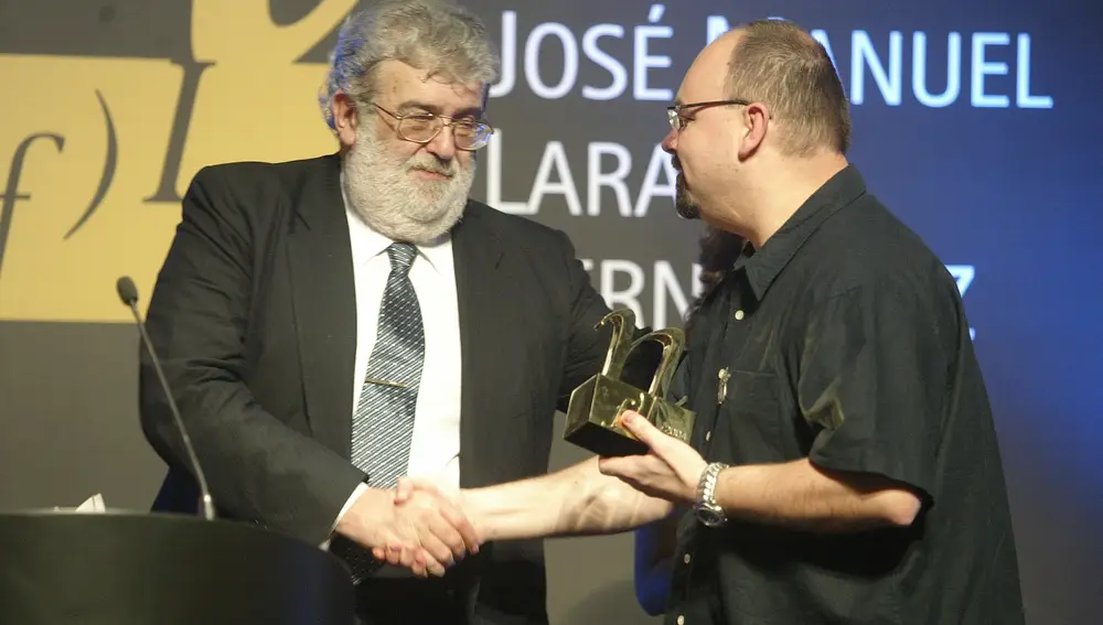 Carlos Ruiz Zafón recibe de manos del presidente del Grupo Planeta, José Manuel Lara, el Premio Protagonistas del Año 2004