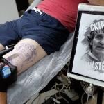 Un estudio valenciano realiza el primer tatuaje del director del Centro de Coordinación de Alertas y Emergencias Sanitarias del Ministerio de Sanidad, Fernando Simón