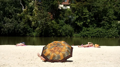 Vallisoletanos tomando el sol en la Playa de las Moreras