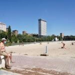 Varias personas toman el sol en la Playa de las Moreras de Valladolid
