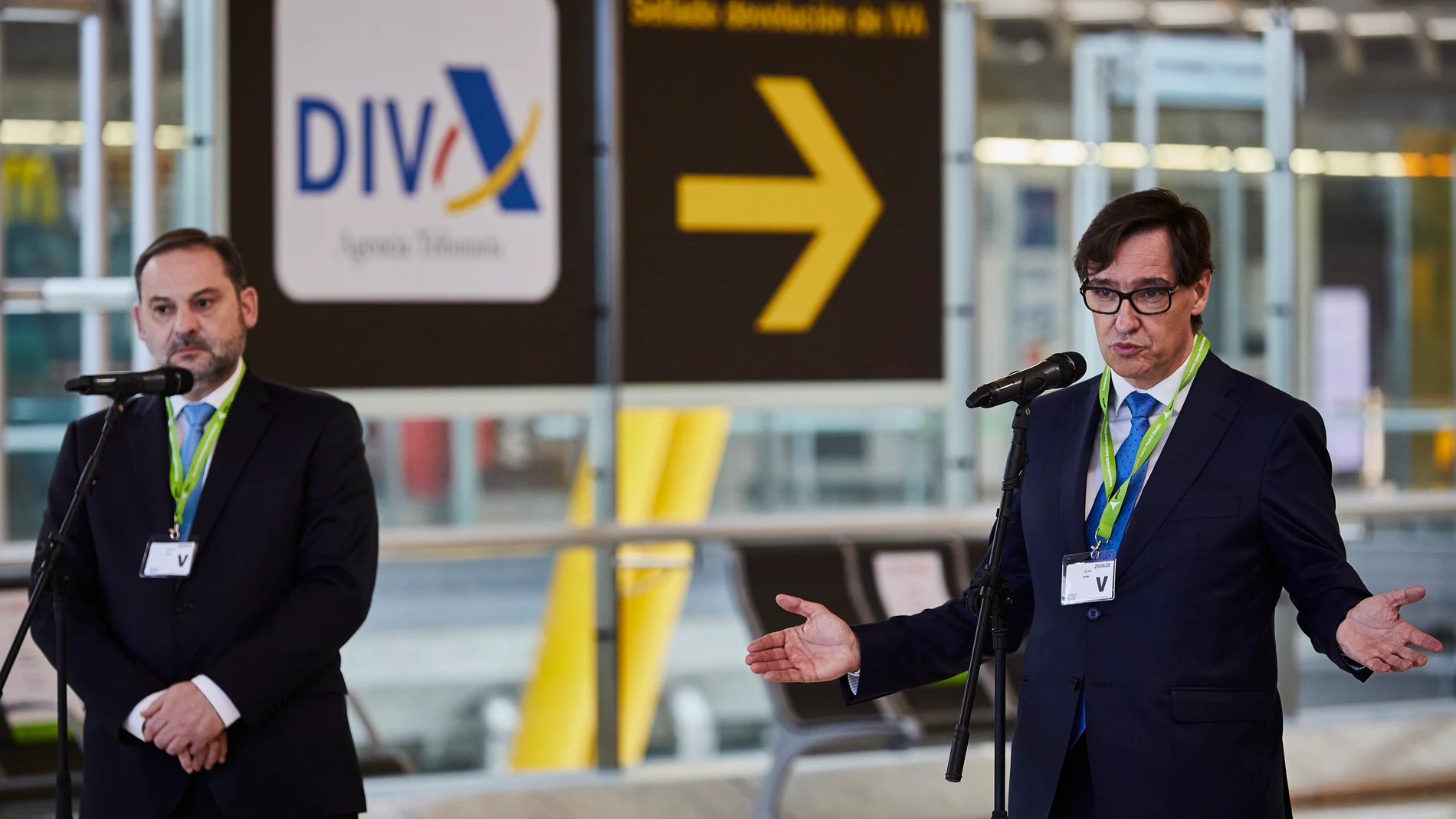 El ministro de Transportes, José Luis Ábalos y el ministro de Sanidad, Salvador Illa, visitan el Aeropuerto Adolfo Suárez Madrid-Barajas para supervisar las medidas de seguridad puestas en marcha para la prevención de la COVID-19.