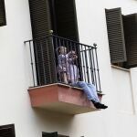 Un padre y su hija en el balcón durante el confinamiento
