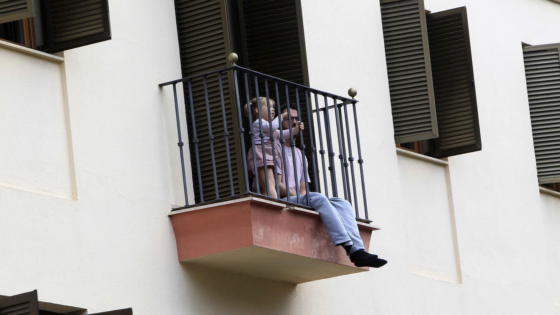 Un padre y su hija en el balcón durante el confinamiento