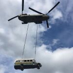Un helicóptero militar estadounidense perteneciente a la Guardia Nacional de Alaska transporta el mítico autobús de "Hacia rutas salvajes"