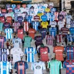 Las camisetas de los veinte equipos de la Liga Santander, sobre una calle del centro de Madrid