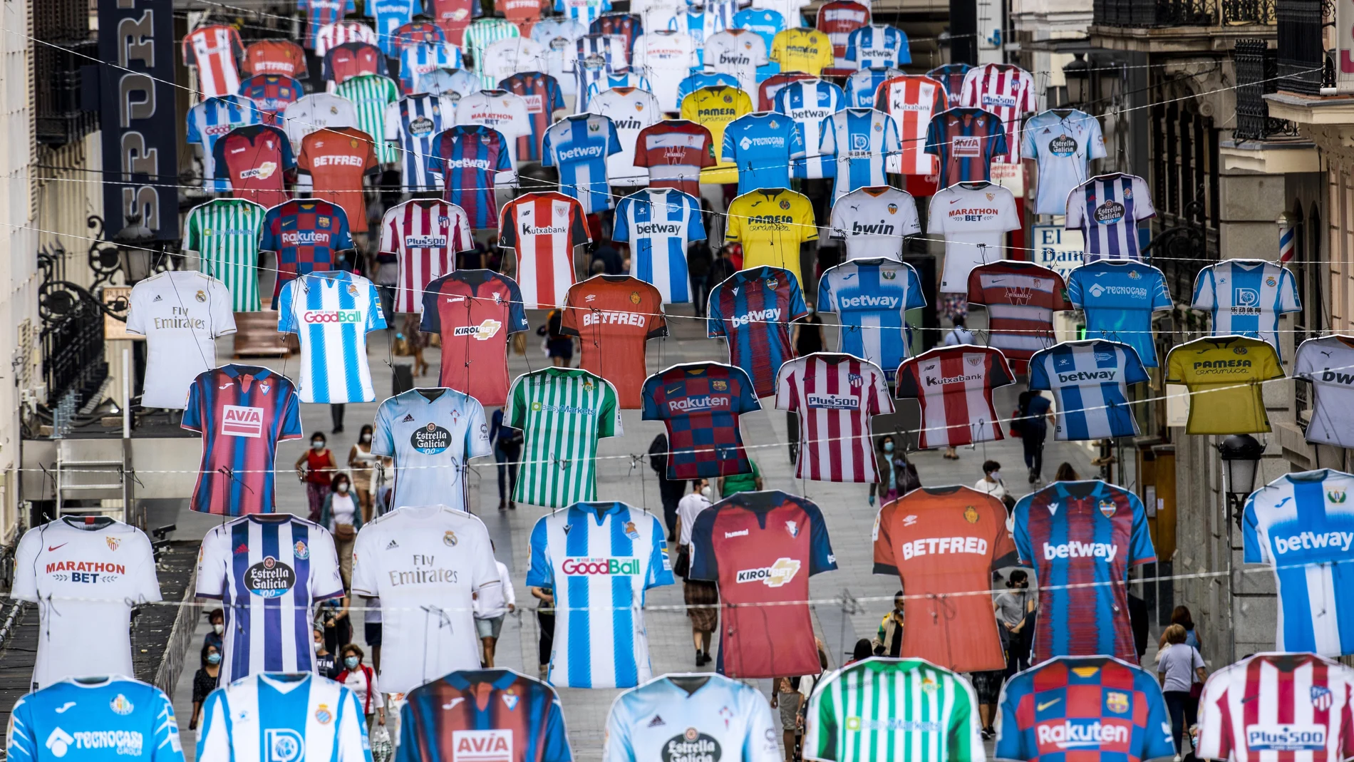 Las camisetas de los veinte equipos de la Liga Santander, sobre una calle del centro de Madrid