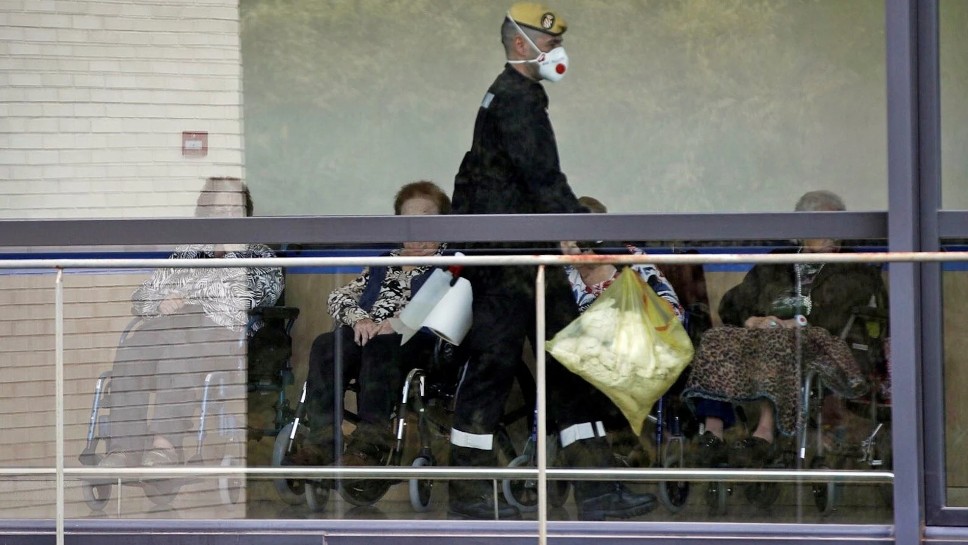 Efectivos de la UME realizan tareas de desinfección en una residencia durante la pandemia. EFE/Alejandro García