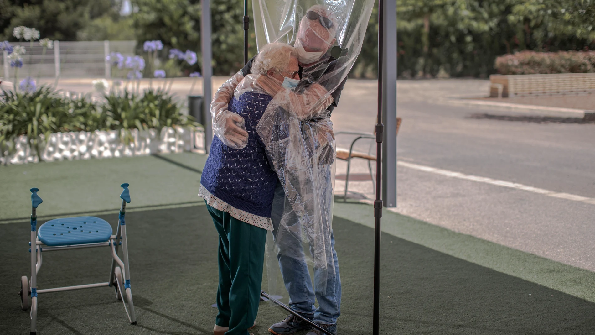 El 17 de junio del año pasado, una interna en una residencia de mayores abraza a su hijo a través de un plástico