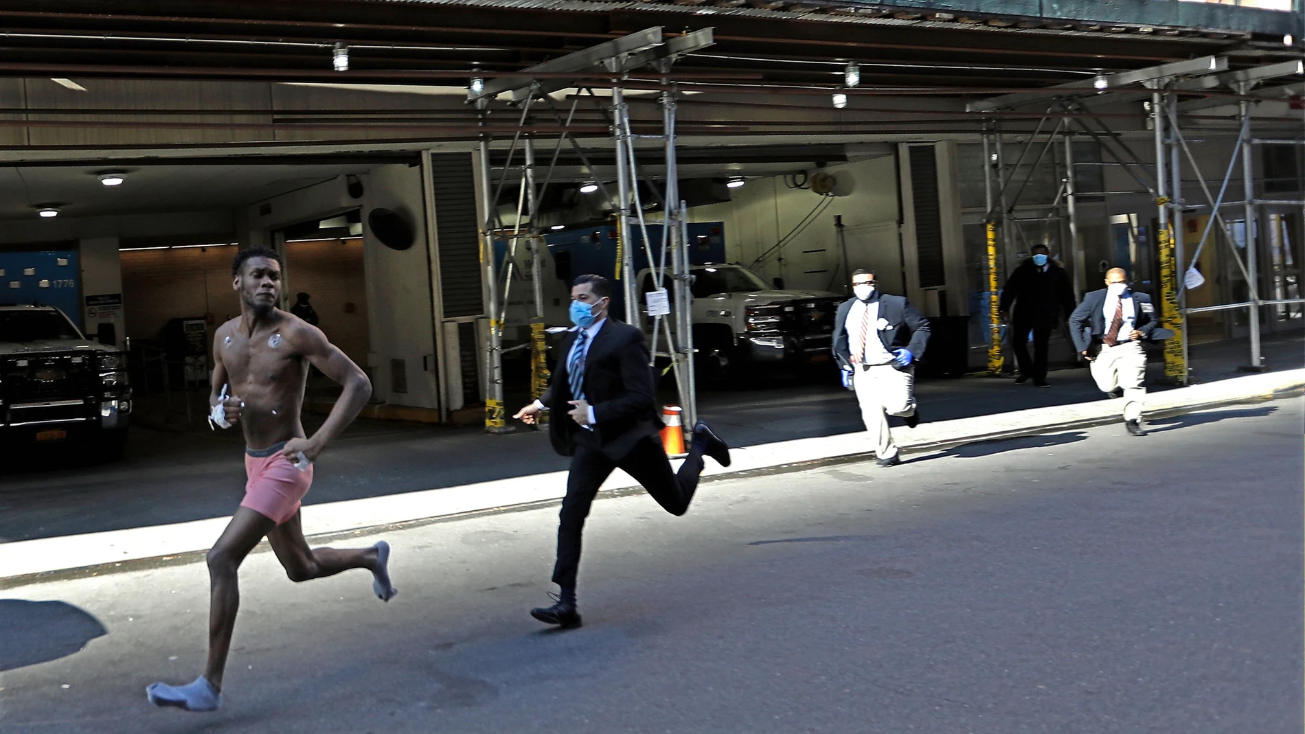 Un joven con coronavirus se escapa del hospital y es perseguido por el personal de seguridad del Monte Sinaí, en la Avenida 58, en Nueva York el 26 de marzo