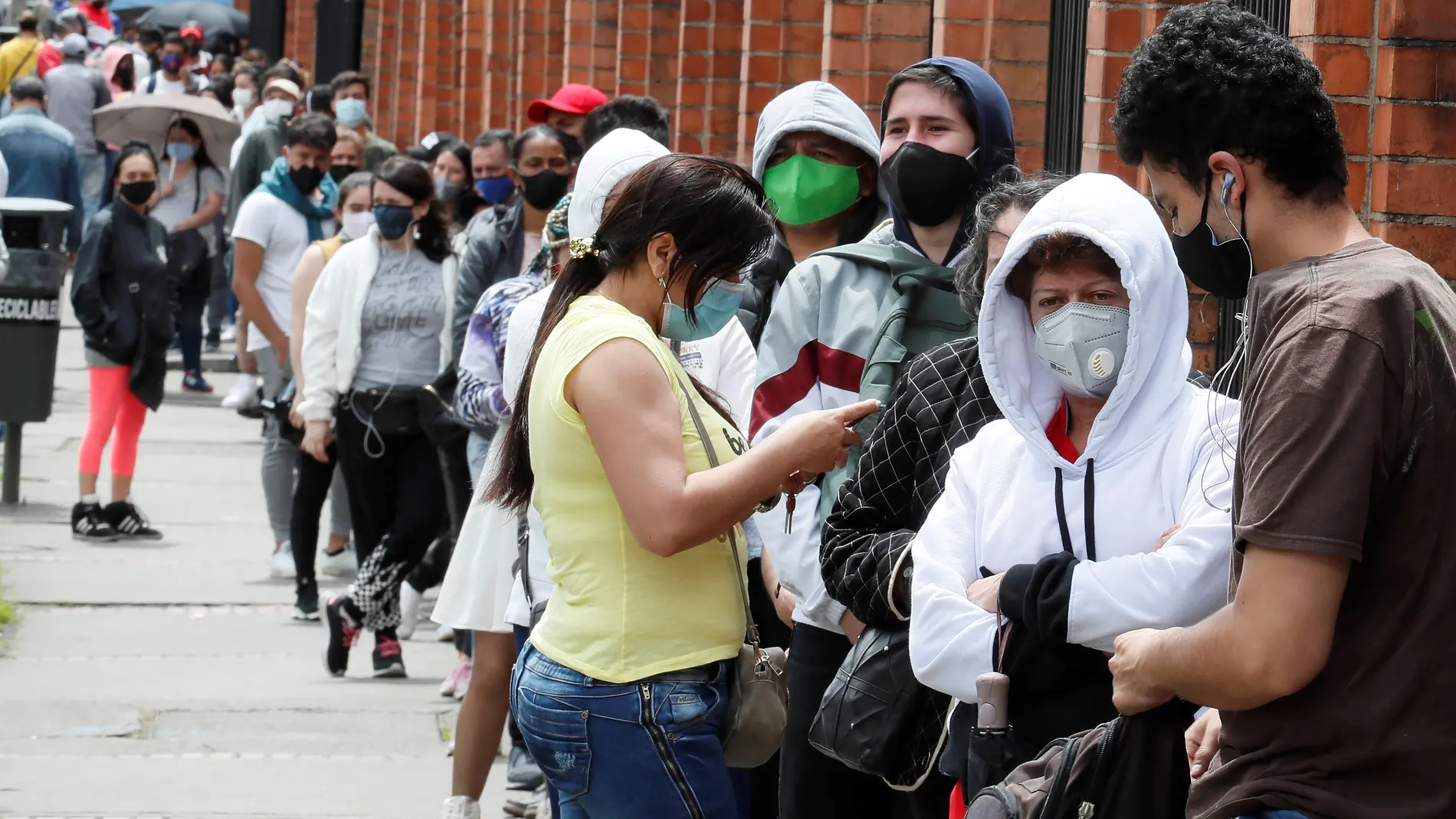 Miles de personas arriesgan su vida haciendo compras durante el Día sin IVA en Colombia