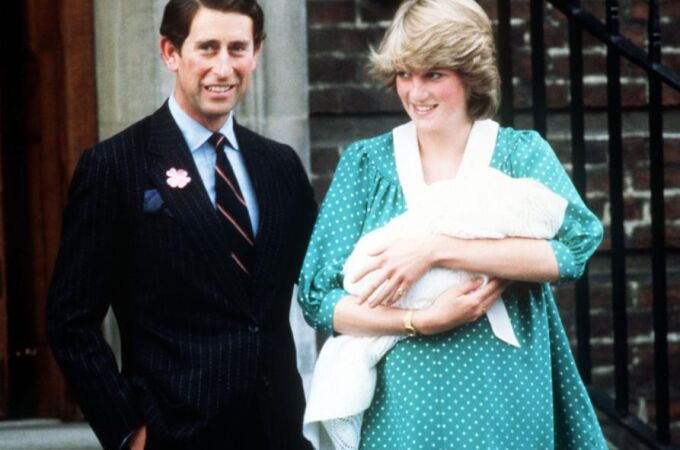 El príncipe Carlos y Diana de Gales presentan al príncipe Guillermo a las puertas del hospital St. Mary