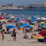 Personas disfrutan del buen tiempo en La Manga del Mar Menor durante el primer día de la nueva normalidad