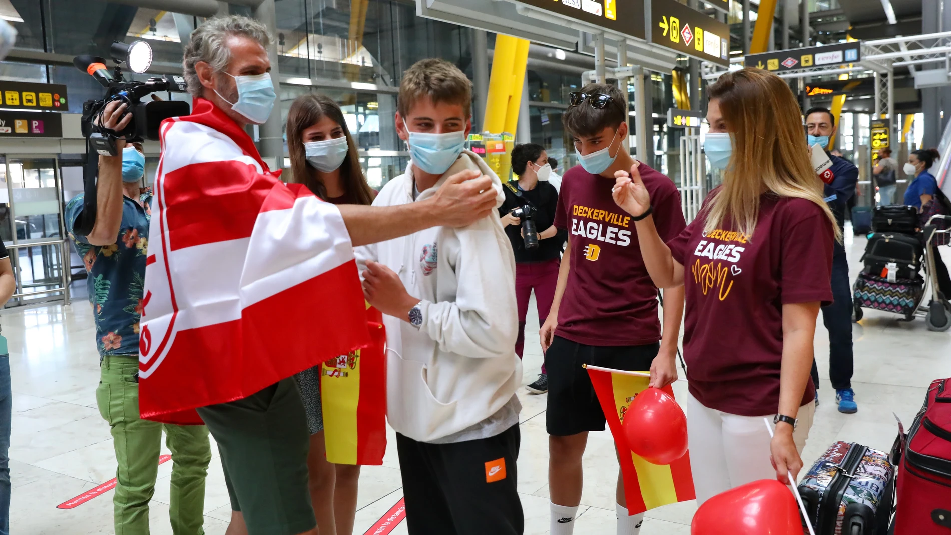 Primer día de llegada de vuelos internacionales al aeropuerto Adolfo Suárez Madrid-Barajas con turistas tras finalizar el estado de alarma