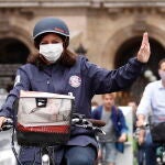 La alcaldesa de París, la socialista Anne Hidalgo, hace campaña en bicicleta y con mascarilla