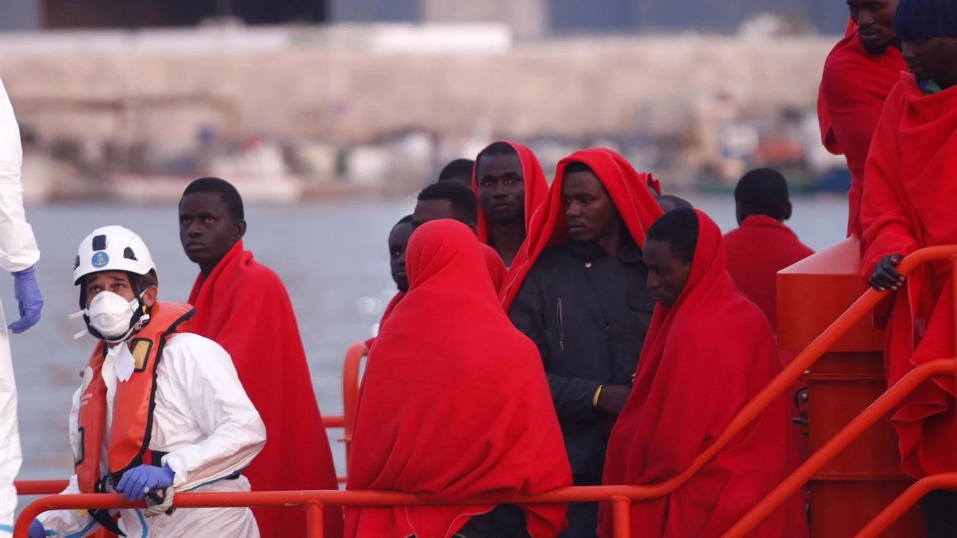 Almería.- Sucesos.- AMP.- Ascienden a 40 los rescatados de tres pateras en el mar de Alborán