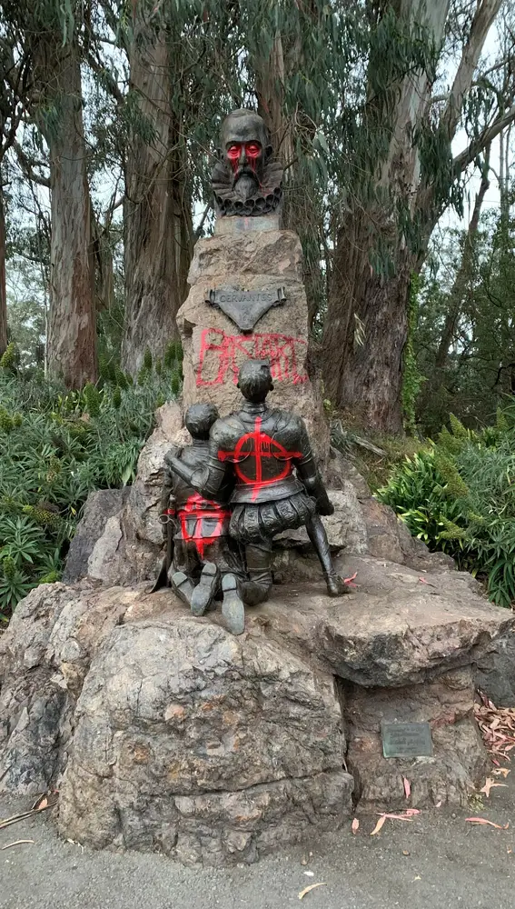 Estatua de Cervantes vandalizada en san Francisco, capital del estado de California, EEUU
