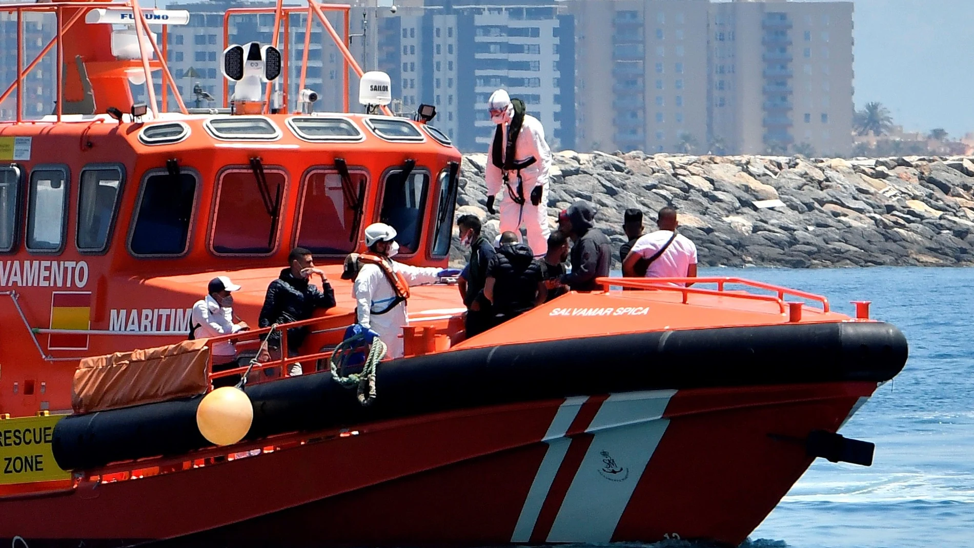 Rescatan a 14 inmigrantes de una patera en la costa de Almería