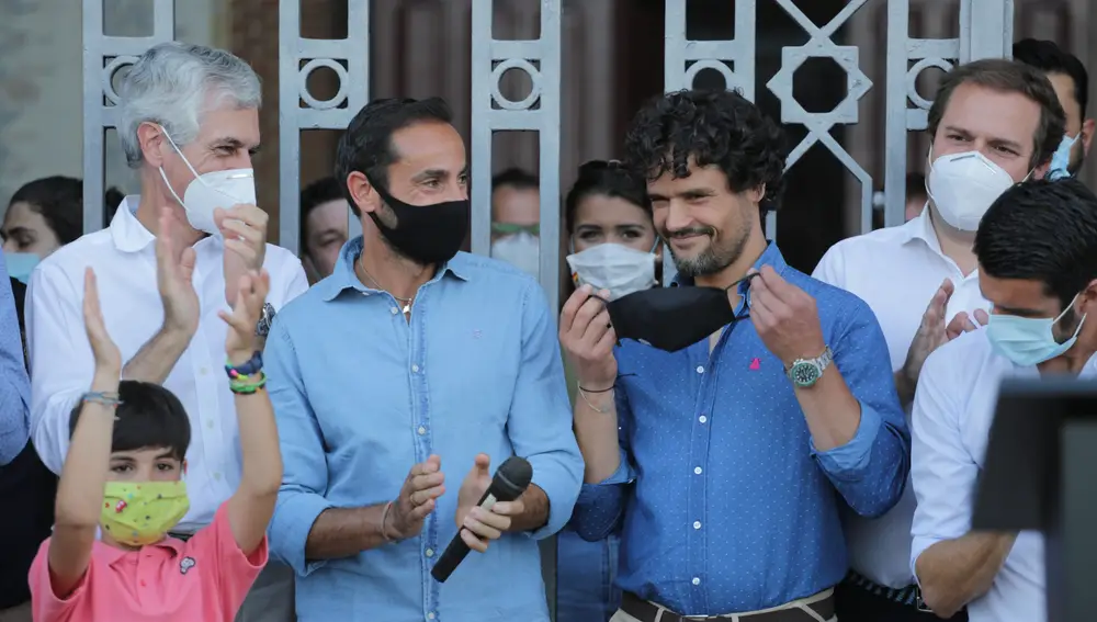 Miguel Abellán, Gonzalo Caballero y Carlos Ruiz Villasuso leen el manifiesto antes de dar una vuelta a la plaza.@ Cipriano Pastrano