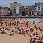 Imagen de la playa de San Lorenzo, en Gijón