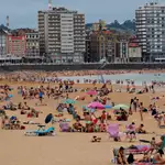 Imagen de la playa de San Lorenzo, en Gijón