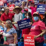 20 June 2020, US, Tulsa: Supporters of US President Donald Trump hold placards as they attend his campaign rally. Photo: Tyler Tomasello/ZUMA Wire/dpa20/06/2020 ONLY FOR USE IN SPAIN