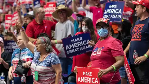 20 June 2020, US, Tulsa: Supporters of US President Donald Trump hold placards as they attend his campaign rally. Photo: Tyler Tomasello/ZUMA Wire/dpa20/06/2020 ONLY FOR USE IN SPAIN
