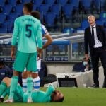 El entrenador del Real Madrid, Zinedine Zidane (d), durante el partido de Liga en Primera División ante la Real Sociedad que disputan esta noche en el estadio Real Arena, en San Sebastián. EFE/Juan Herrero