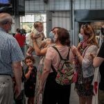Una viajera de tren procedente de Madrid (3d) observa un bebé junto a su familia, a su llegada a la estación Joaquín Sorolla de València. El fin del estado de alarma ha despertado el temor por parte de algunas comunidades a que sus territorios se llenen de madrileños, los más viajeros del país y que durante el último verano gastaron en total más de 34 millones de euros al día en sus visitas por el resto de España