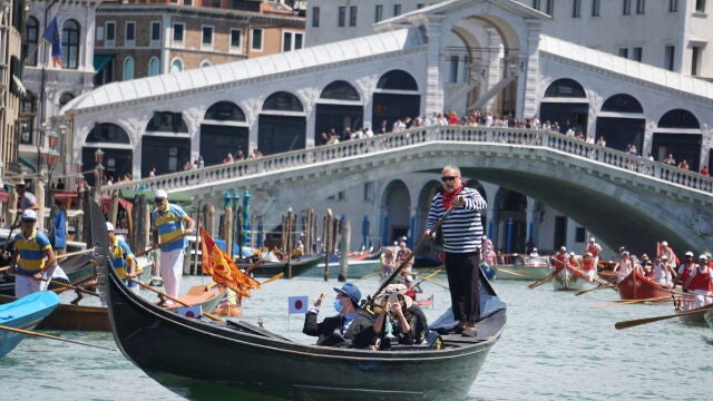 El embajador japonés en Italia Hiroshi Oe,y su mujer celebran la 'Vogada della Rinascita' en Venecia
