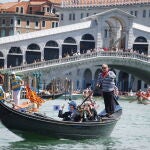 El embajador japonés en Italia Hiroshi Oe,y su mujer celebran la 'Vogada della Rinascita' en Venecia