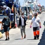 Llegada al puerto de Almería de los inmigrantes rescatados por Salvamento Marítimo cuando navegaban en una patera en la costa almeriense. EFE / Carlos Barba (ARCHIVO)