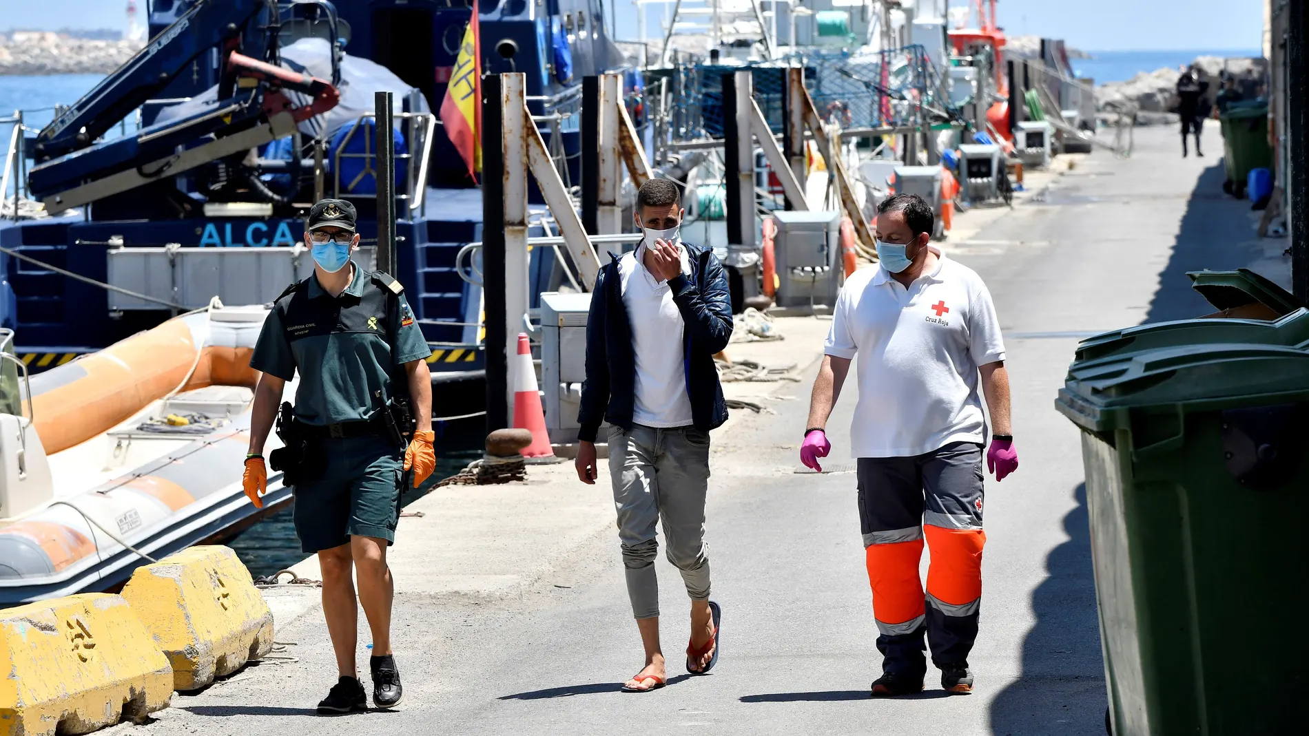 Rescatan a 14 inmigrantes de una patera en la costa de Almería