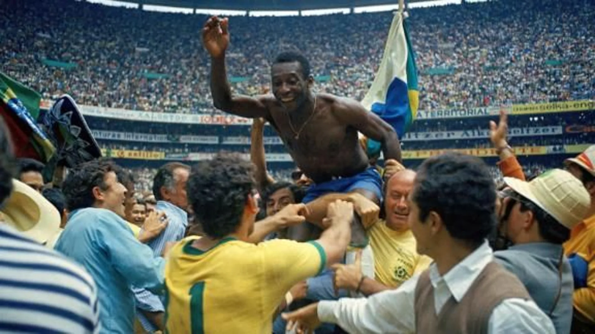 Pelé celebra la victoria en el Mundial 70