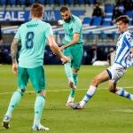 Benzema remata a portería para marcar el segundo gol del Real Madrid