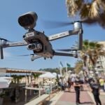 Lloret de Mar (Girona) ha presentado este lunes su plan de playas, que incluye la división de la arena por sectores para separar a las familias con niños de las parejas y grupos sin presencia de menores, a la vez que se habilitará un espacio para personas de la tercera edadEFE/ David Borrat