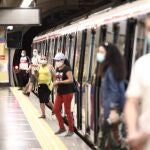 Imagen de archivo de pasajeros con mascarilla en la estación de Metro de San Bernardo