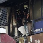 Integrantes del cuerpo de Bomberos tras sofocar el incendio que ha tenido lugar en un edificio de siete plantas situado en el centro de Córdoba y que ha dejado atrapadas por el humo y el calor a 15 personas en el interior del inmueble