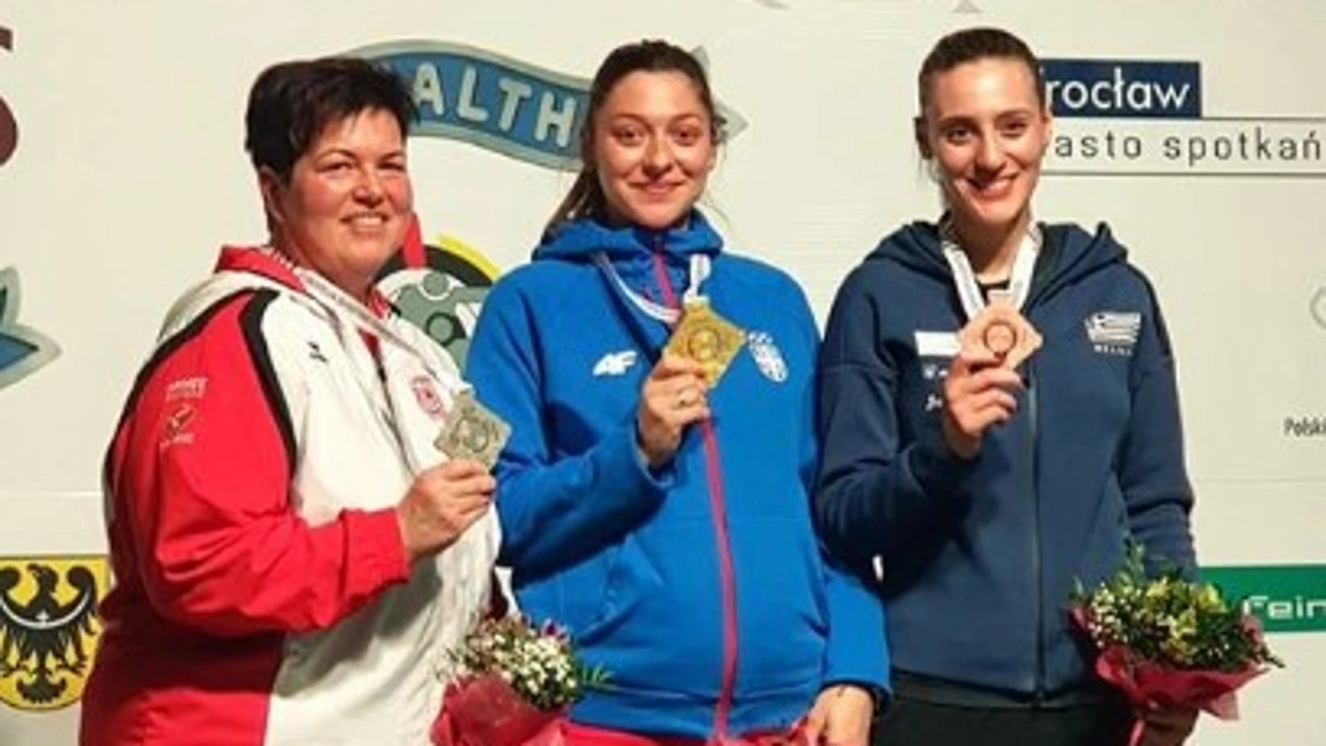Bobana Velickovic, en el centro con la medalla de oro de campeona de Europa
