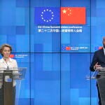 El presidente del Consejo Europeo, Charles Michel, y la presidenta de la Comisión Europea, Ursula von der Leyen atienden la rueda de prensa tras la cumbre virtual con el presidente chino, Xi Jinping, en Bruselas