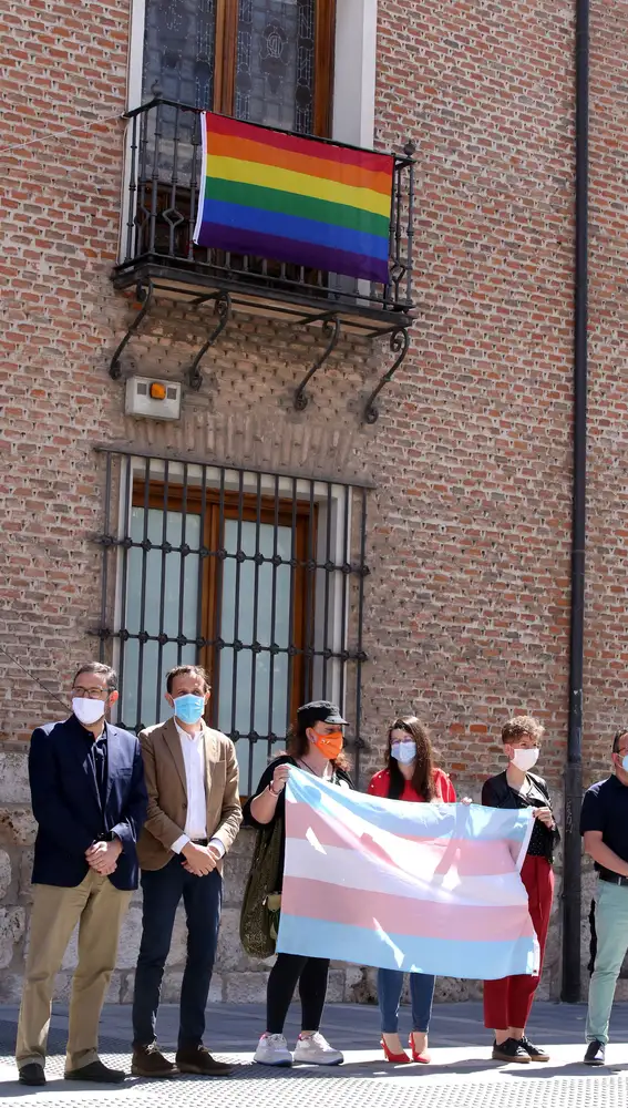 Conrado Íscar posa con miembros del colectivo LGTBI junto a la bandera arco iris que luce en uno de los balcones del edificio