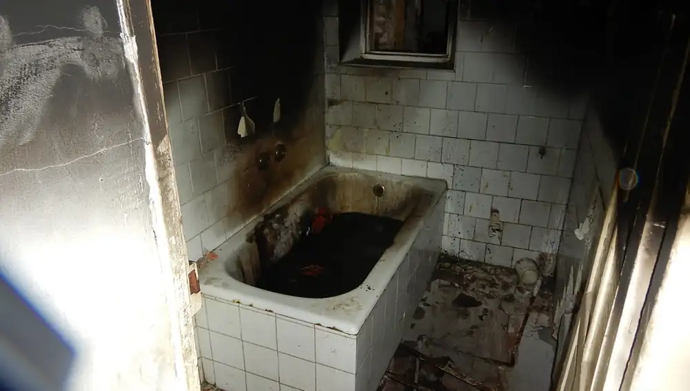 Interior de la vivienda donde se originó el incendio